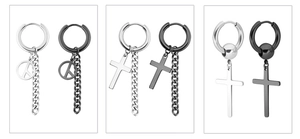 Détail de boucles d'oreilles punk en acier inoxydable avec croix et pendentifs de paix
