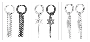 Détail de boucles d'oreilles en acier avec chaînes et pendentifs étoile en argent et noir