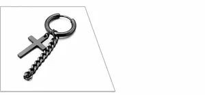 Gros plan d'un pendentif croix noire mate avec chaîne sur boucle d'oreille huggie