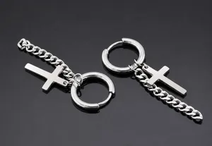 Boucles d'oreilles créoles en acier argenté avec pendentif croix et détail de chaîne punk