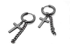 Gros plan sur des boucles d'oreilles croix en acier noir avec anneau et chaîne