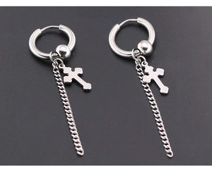 Détail de boucles d'oreilles créoles en acier titane avec croix et chaînes punk