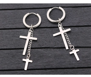Détail de boucles d'oreilles créoles en acier argenté avec double croix et chaîne