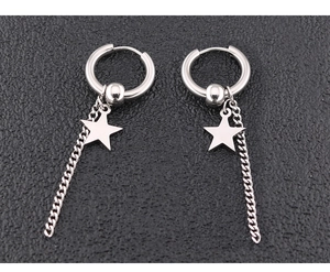 Détail de boucles d'oreilles punk en acier argenté avec étoiles et chaînes