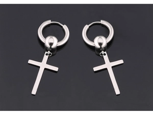 Détail des boucles d'oreilles pendantes croix en acier titane argenté au fini poli miroir