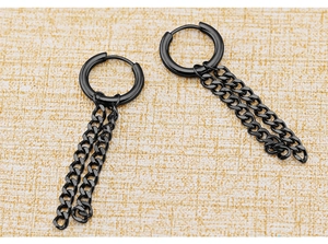 Détail de boucles d'oreilles en titane noir avec double chaîne gourmette style punk