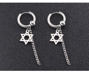 Détail de la boucle d'oreille en acier argenté avec pendentif étoile et chaîne pendante