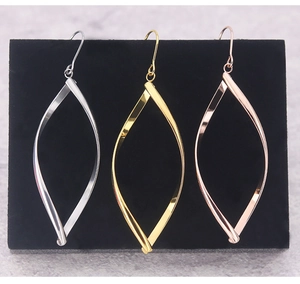 Vue détaillée de boucles d'oreilles géométriques en titane couleur argent or et or rose