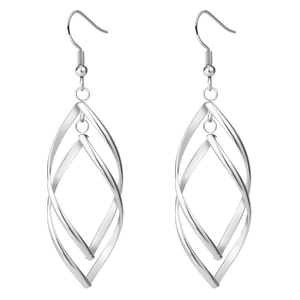 Vue détaillée de boucles d'oreilles spirales géométriques en acier titane argenté