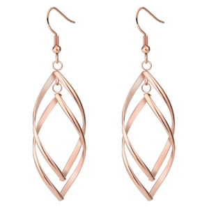 Détail de boucles d'oreilles en titane or rose avec un design de feuille en spirale double
