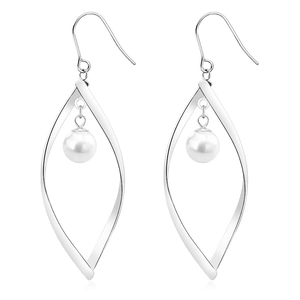 Elegante geometrische titanium stalen oorbellen met witte parels en gedraaid bladframe