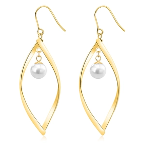 Détail de boucles d'oreilles pendantes feuille dorée avec perle ronde sur fond blanc