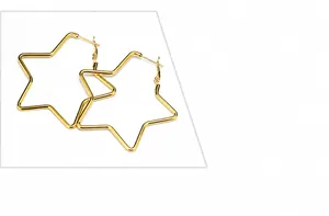 Detail von goldfarbenen Stern-Creolen mit glatter vakuumbeschichteter Metalloberfläche
