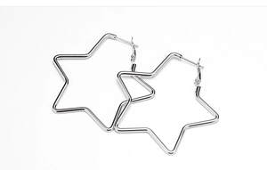 Makroaufnahme großer silberner sternförmiger Metall-Creolen mit elegantem Glanz-Finish