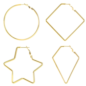 Set aus minimalistischen goldenen geometrischen Creolen in Kreis- und Sternform
