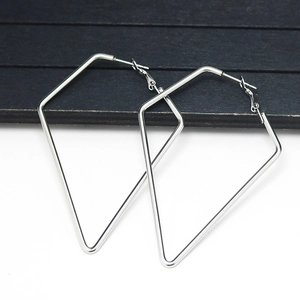 Geometrische, unregelmäßige Creolen in Silber mit minimalistischem Herz-Design