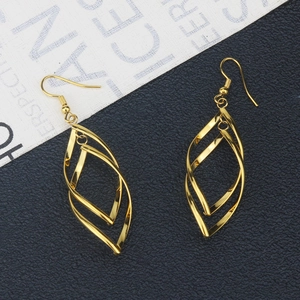 Boucles d'oreilles spirales dorées minimalistes avec design géométrique poli