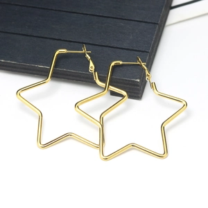 Minimalistische goldene Stern-Ohrringe mit geometrischem Design für trendigen Retro-Look