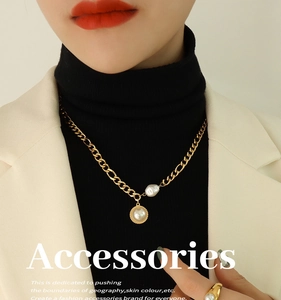 Detail view of vintage pearl necklace set with 18k gold plated chunky chain and rings