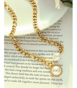 Detail of 18k gold plated Cuban chain necklace with baroque and round pearl pendants