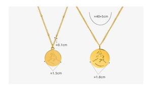 Détail de deux colliers en or avec pendentifs portrait abstrait et dimensions précises