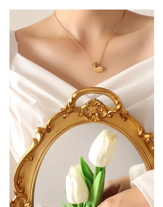Détail du collier avec pendentif grue en origami plaqué or 18 carats sur un mannequin