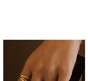Detail eines minimalistischen Gold-Wickelrings mit gebürsteter Textur am Frauenfinger