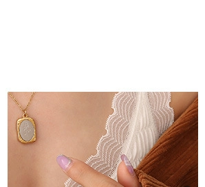 Detailansicht der 18K vergoldeten Vintage-Halskette mit Rosen-Gravur am Model