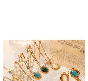 Gros plan détaillé de bijoux rétro en or avec pierres de turquoise et de malachite vintage