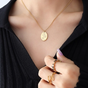 Collana Con Pendente A Fiore Di Rosa Vintage Gioielli Eleganti In Acciaio Al Titanio Inciso Ovale Placcato Oro 18K
