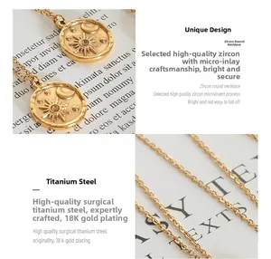 Dettaglio della collana in acciaio al titanio placcato oro 18K con ciondolo stella e luna
