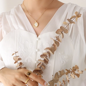 Collier Pendentif Ovale Acier Titane Plaqué Or 18K Nacre Blanche Naturelle Chaîne Clavicule Minimaliste Rétro Français