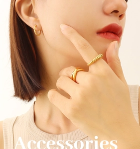 Détail d'une bague croissant dorée et de créoles torsadées avec placage en or 18K