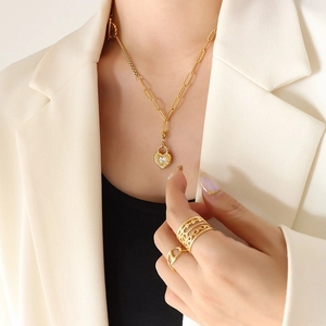 Collier Pendentif Serrure Coeur Acier Titane Chaîne Asymétrique Avec Incrustation Cristal Fermoir OT Bijoux Femmes