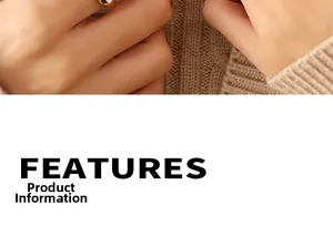 Anillo dorado minimalista pulido en el dedo índice con textura de suéter de punto acogedor