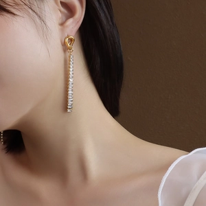 Eleganti orecchini a catena placcati oro 18k con zirconi per uno stile chic francese