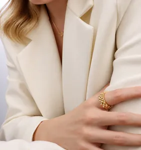 Makro-Detail des 18K vergoldeten Edelstahlrings im Uhrenarmband-Stil am Model
