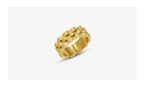 Detailansicht eines 18k vergoldeten klobigen Gliederrand-Rings mit dreireihigem Ketten-Design