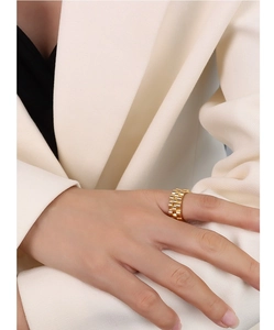 Detail eines 18k vergoldeten Titanstahlrings mit industriellem Gliederarmband-Design