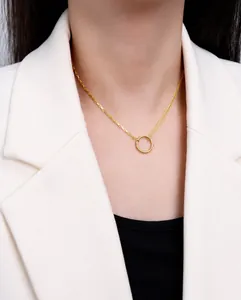 Detailansicht der 18k Gold Kreis-Halskette mit doppelter Box- und Perlenketten-Struktur