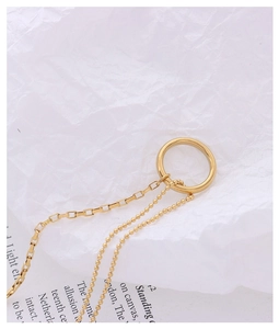 Detail der goldenen Doppelkette mit quadratischen Gliedern, Perlen und kreisförmigem Anhänger