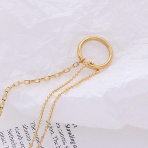 Goldene Edelstahlkette mit Box- und Perlenkette sowie einem runden geometrischen Anhänger