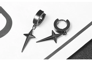Detailansicht der mattschwarzen Titanstahl-Ohrringe mit Sternanhänger im Gothic-Design