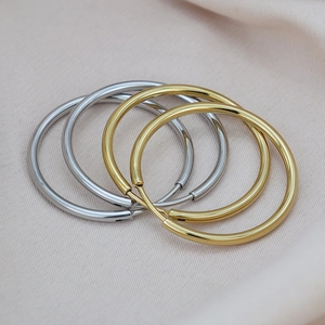 Lot de boucles d'oreilles créoles en acier inoxydable poli doré et argenté sur tissu