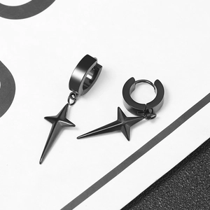 Minimalistische schwarze Titanstahl-Ohrringe mit einem langen vierzackigen Stern-Anhänger