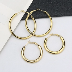 Set di orecchini a cerchio in tubo cavo d'oro lucido con design circolare in metallo