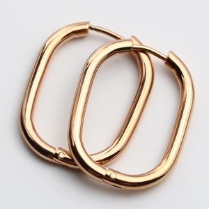 Pendientes de aro ovalados en acero inoxidable oro rosa con diseño minimalista y pulido