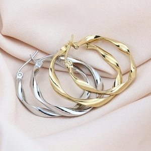Orecchini a cerchio in acciaio al titanio lucido con design a spirale oro e argento