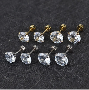 Details von 4-Krallen-Zirkon-Ohrsteckern in Gold und Silber aus Edelstahl-Finish