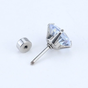 Klassischer Edelstahl-Ohrstecker mit Sechsklauen-Zirkonia und praktischem Schraubverschluss
